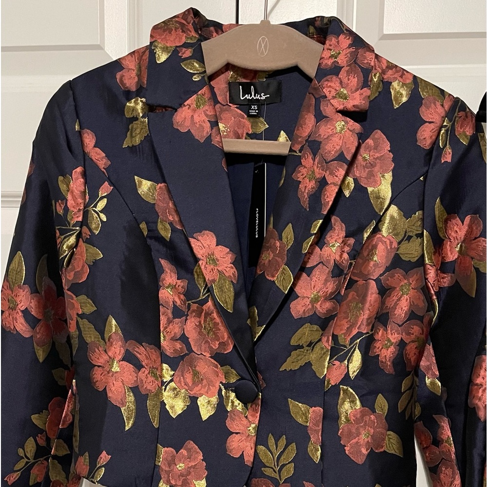 NWT Women’s Pantsuit, Jacket Size XS, Pants Size Small